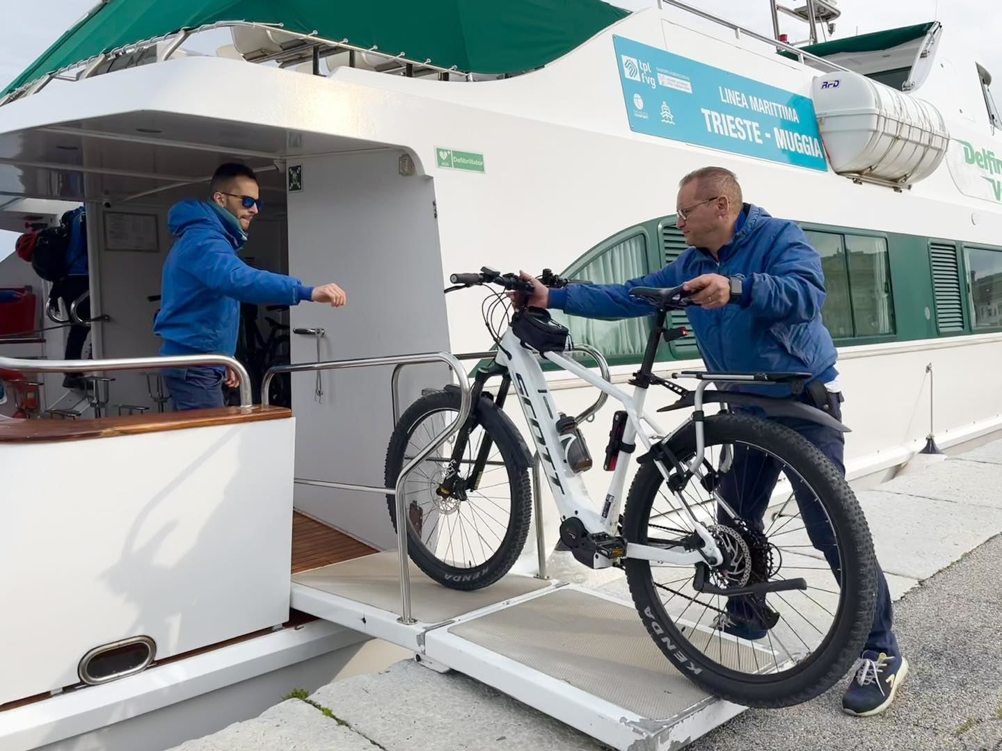 delfino verde bici barca trieste muggia
